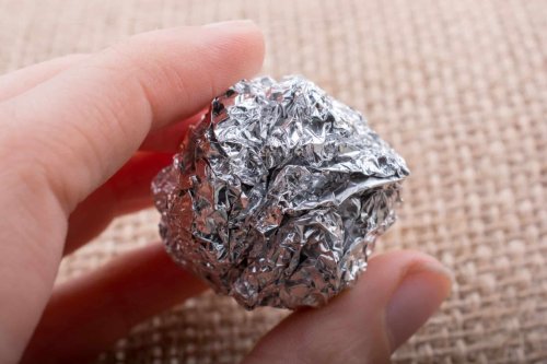 Qui aurait cru qu'un simple rouleau de papier aluminium pouvait éliminer aussi facilement le calcaire de votre maison ?