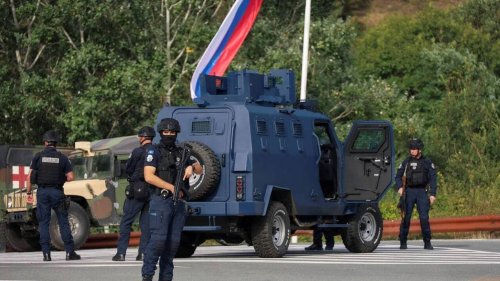 Policier tué au Kosovo : 30 hommes armés encerclés par la police