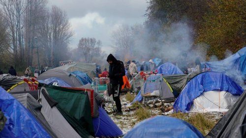 Théâtre d’affrontements, un camp de migrants démantelé à Loon-Plage