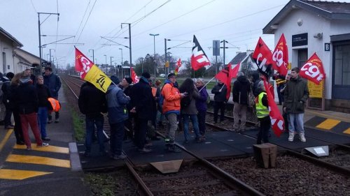DIRECT. Réforme des retraites : la voie ferrée occupée à Quimper et à Rosporden, blocages à Brest