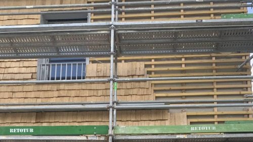 Des ardoises en bois sur les façades d’une nouvelle résidence du quartier de Réthel, à Caen