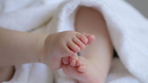 Ils frottaient les gencives de leur bébé avec de l’alcool pour calmer ses pleurs : l’enfant décède