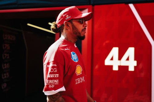 En F1, Hamilton est-il devenu désuet ? Mercedes vole au secours du pilote FERRARI ! - Le Mag Sport Auto