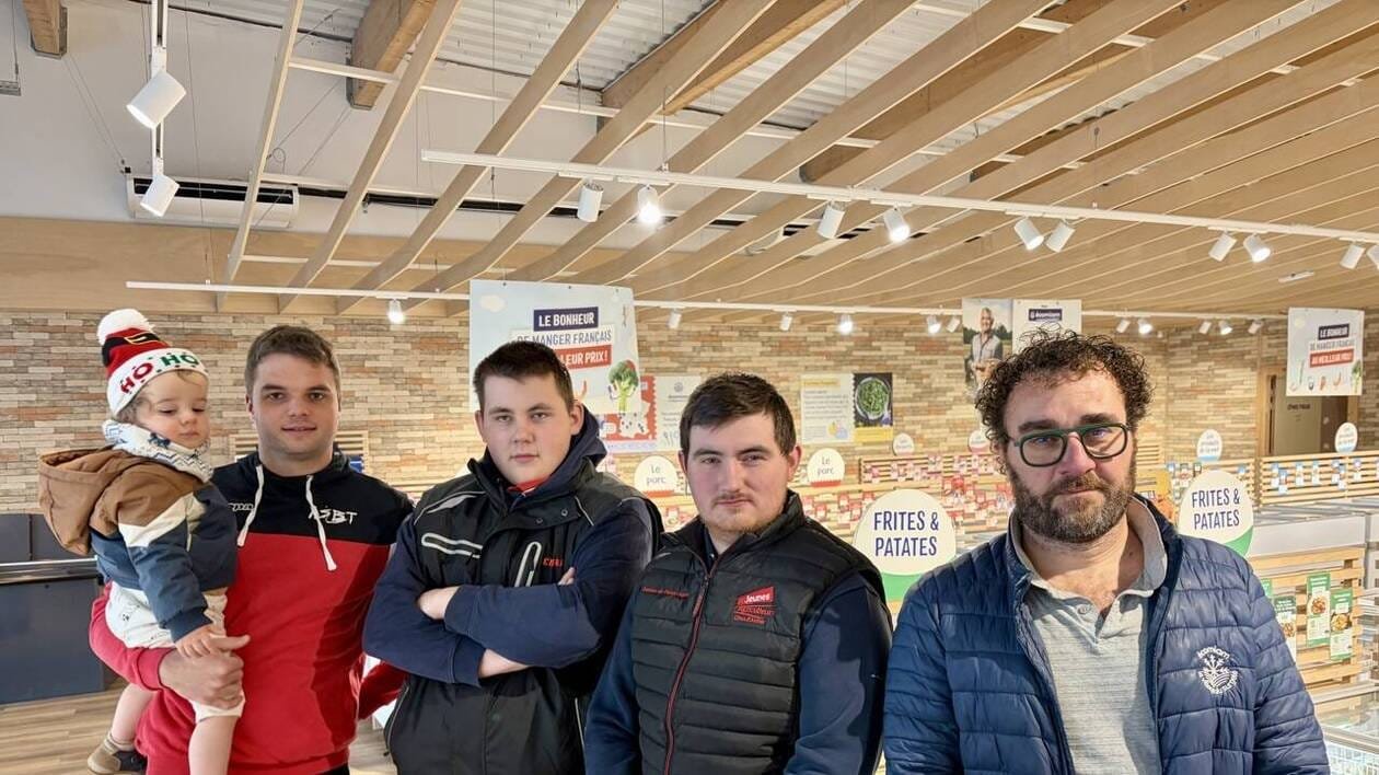 « Ici, l’origine des produits est claire » : une rencontre entre des agriculteurs et le gérant d’un Écomiam en