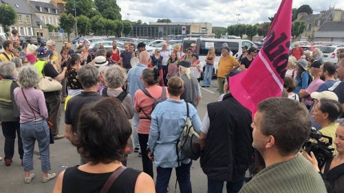 EN IMAGES. Près de Guingamp, environ 150 personnes se mobilisent contre le projet d’usine à saumons