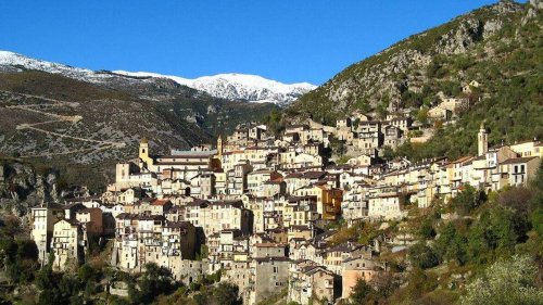 Ce spectaculaire village accroché au flanc d’une montagne est l’un des plus beaux de France