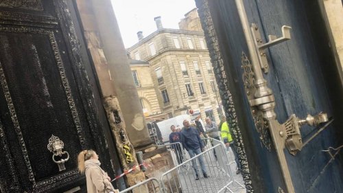 REPORTAGE. Incendie du portail de la mairie de Bordeaux : « Qui sont ces gens qui brûlent ? »