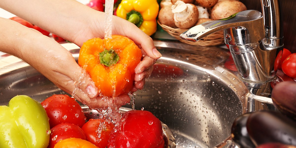 Nettoyer ses fruits et légumes pour enlever les pesticides, est-ce vraiment efficace ?