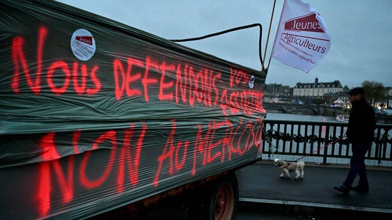 Des agriculteurs devant la préfecture de Laval ce vendredi 14 novembre pour protester contre le Mercosur