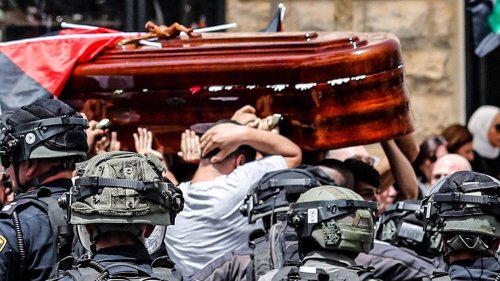 Israël arrête un des porteurs du cercueil des funérailles de Shireen Abu Akleh