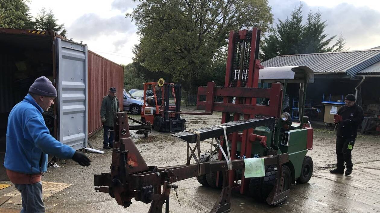 Au nord de Nantes, ces bénévoles envoient seize tonnes de marchandises agricoles au Bénin