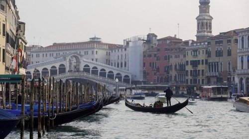 À Venise, une gondole chavire car les touristes veulent rester debout pour prendre des photos