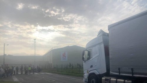 Les salariés de Seb-Moulinex à Mayenne toujours en grève, des camions bloqués à l’entrée du site