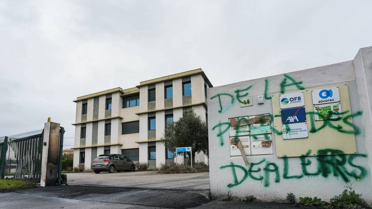 Le siège de l’Office français de la biodiversité dans l’Aude tagué et incendié
