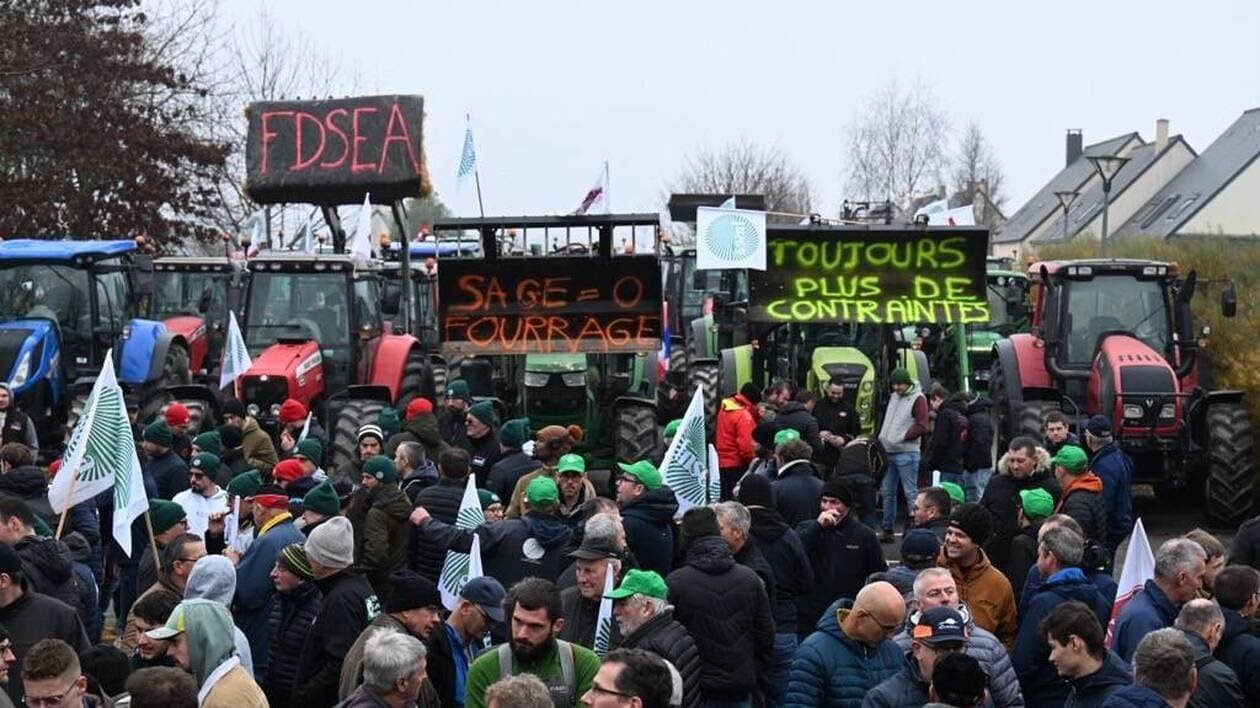 Plus de 600 agriculteurs opposés au projet de révision de la gestion de l’eau en Ille-et-Vilaine réunis à Chât