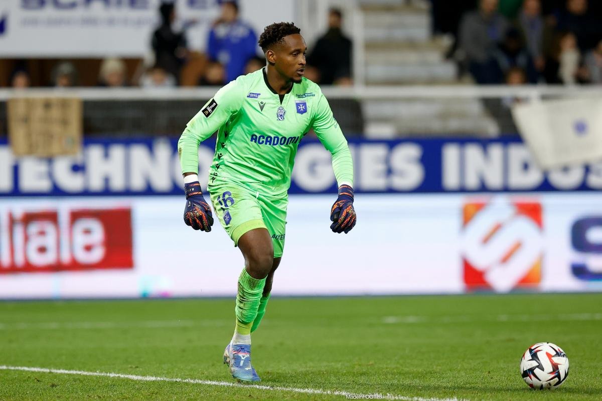 11 arrêts face à son club de coeur, Donovan Léon raconte sa folle soirée face au PSG