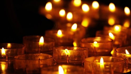 La traditionnelle Fête des Lumières se célèbre aussi dans ce petit village médiéval près de Lyon