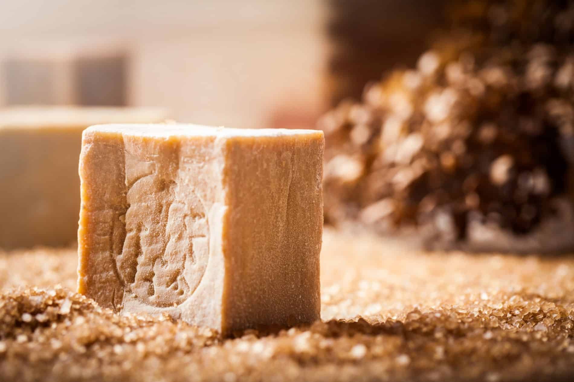 Encore plus efficace que le savon de Marseille : ce savon ancestral fait des merveilles dans toute la maison !