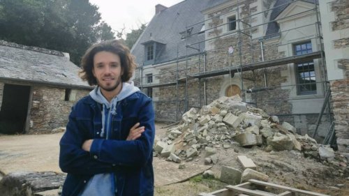 Pour remercier leurs parents, ils rénovent depuis quatre ans une bâtisse en ruine du XVe siècle