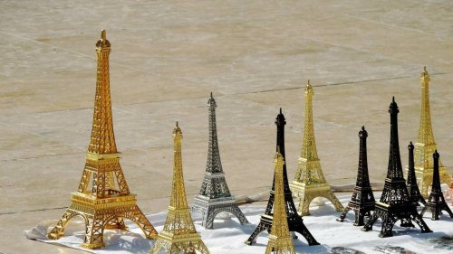 La police saisit 11 tonnes de mini tours Eiffel à Paris, un réseau de vente à la sauvette démantelé