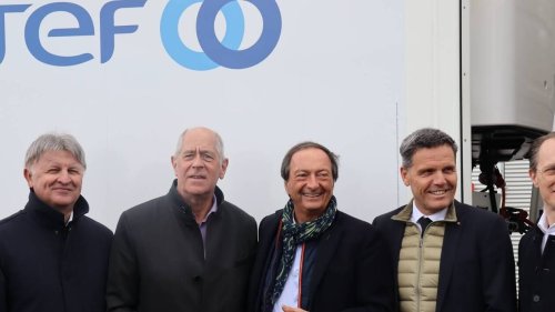 Dans cette centrale logistique de Normandie, Leclerc accélère la décarbonation de ses camions