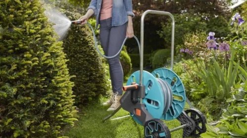 Irriguez votre jardin sans souci avec ce tuyau d’arrosage à prix percé livré avec son dévidoir