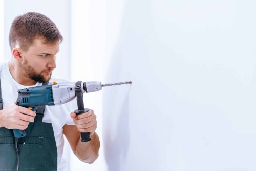 Ne percez pas vos murs avant d’avoir vérifié ce détail crucial ! L’erreur courante que vous pouvez facilement éviter