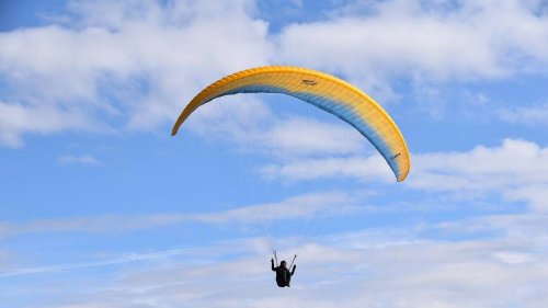 Un parapentiste tracté par un bateau se tue en tombant dans un lac en Corrèze