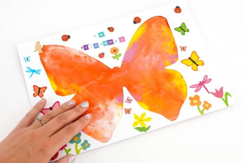 Peinture propre papillon : une activité sensorielle dès la naissance