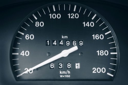 Les astuces pour repérer un compteur kilométrique trafiqué lors de l’achat d’une voiture d’occasion