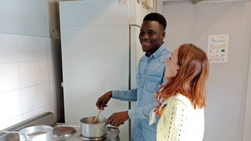 Cuisine, soutien scolaire… À Quimper, ces bénévoles se mobilisent pour aider des jeunes réfugiés