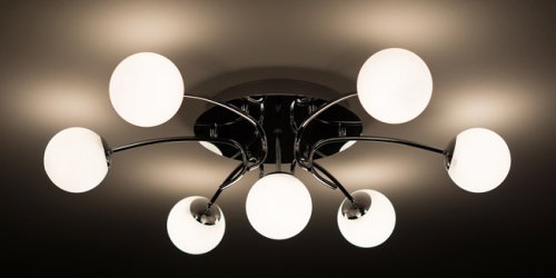Installer un lustre ou changer ses luminaires : les règles de sécurité
