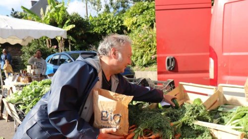 Sur ce marché de Quimper, les produits bios et locaux attirent les clients depuis trente ans