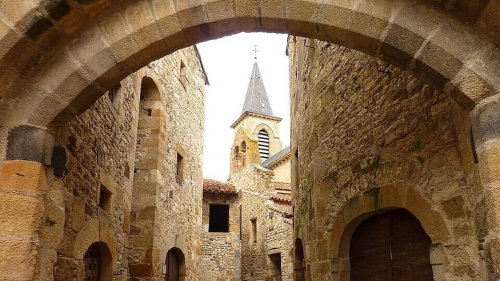 Joyau médiéval du Puy-de-Dôme, cette petite cité de caractère était un refuge pour les fugitifs
