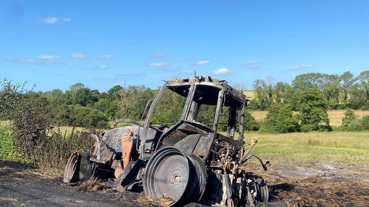 Près de Bayeux, un tracteur et plus de 13 tonnes de lin partent en fumée