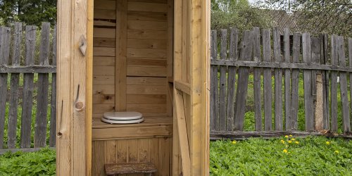 Peut-on installer des toilettes sèches au jardin ? Que dit la loi ?