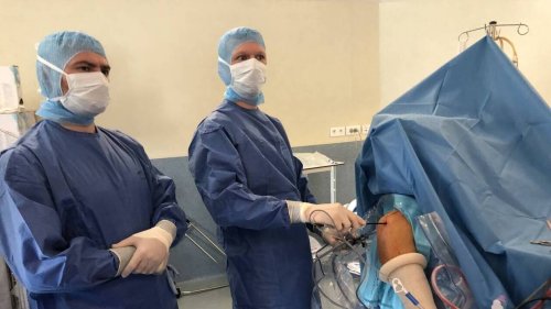 L’orthopédiste ukrainien se forme à une chirurgie « économe » de l’épaule à Saint-Nazaire