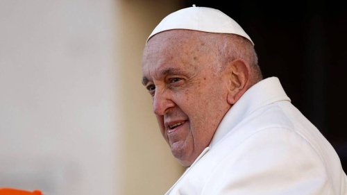 Le pape François a passé une première nuit « tranquille » à l’hôpital et « a repris le travail »