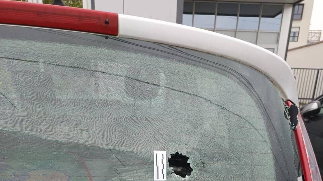 « J’ai frôlé la mort » : une mère de famille reçoit « par erreur » deux balles dans sa voiture