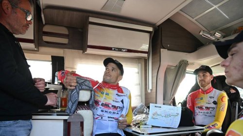 « Des visages qui découvrent le parcours au briefing » : les cyclistes lisent-ils le roadbook ?