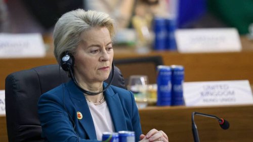 Ursula von der Leyen a porté assistance à une passagère dans son vol de retour du G20