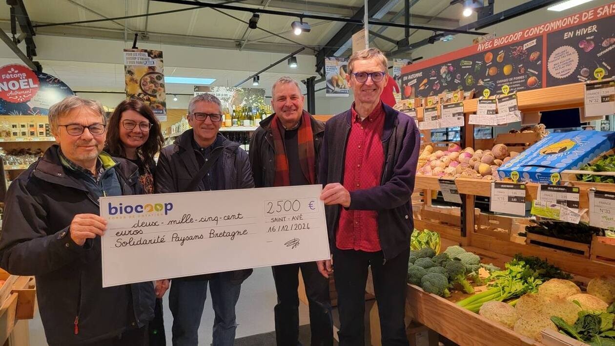 Un chèque pour l’association Solidarité paysans Bretagne offert par Biocoop-bio Golfe à Vannes