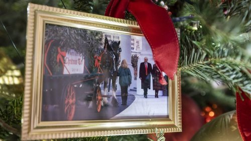 Malgré tout, les Biden ont bien mis une photo de Donald Trump sur leur sapin de Noël