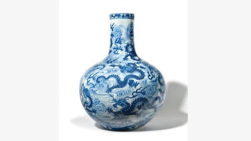Le vase chinois prenait la poussière en Bretagne, il est adjugé 9 millions d’euros aux enchères