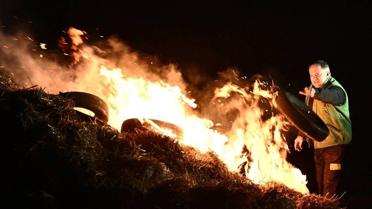 « On en a ras le bol » : dans les Côtes-d’Armor, les agriculteurs jettent leur colère dans un premier feu géan