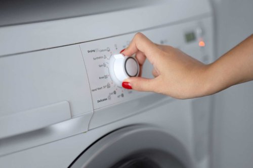 Stop aux microbes dans le linge : cette température de lavage idéale que tout le monde devrait connaître (et ce n’est pas 60 degrés)
