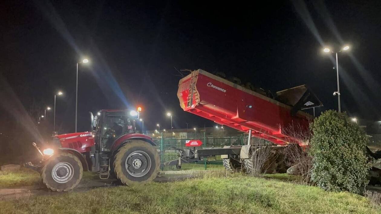 Colère des agriculteurs. « Poulet de Pologne, raisin du Brésil… » Carrefour ciblé par des contrôles près du Ma