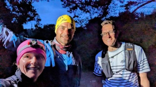 À Plouguerneau, ils accompagnent un ultra-traileur qui tente de parcourir le GR34 en 20 jours