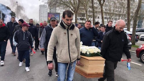 Plusieurs centaines de professionnels de la pêche à Lorient entament une « marche funéraire »
