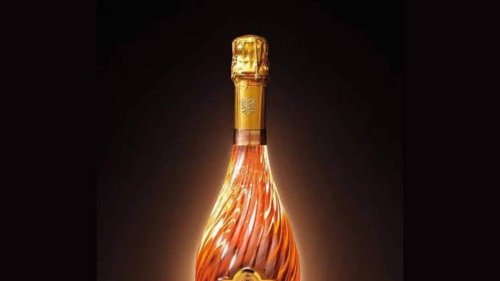 Avec sa bouteille illuminée, ce champagne rosé unique frappe aussi par son prix